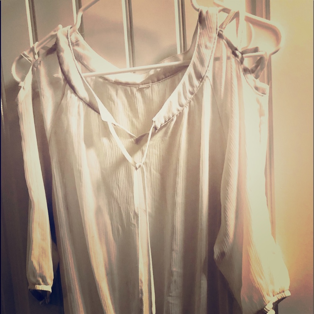 White lightweight 3/4 sleeved blouse